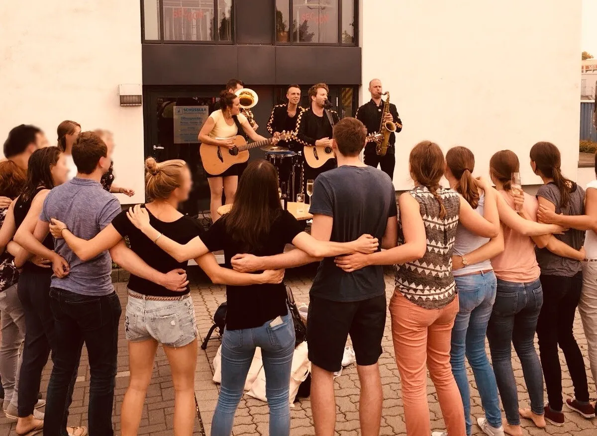 Bunte Stadtfest-Galerie mit Veranstaltungen, Musik und festlicher Atmosphäre in der Innenstadt.